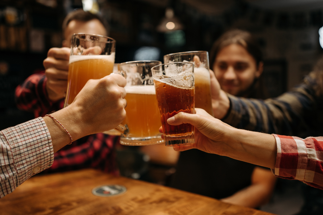 Amigos brindando com cerveja